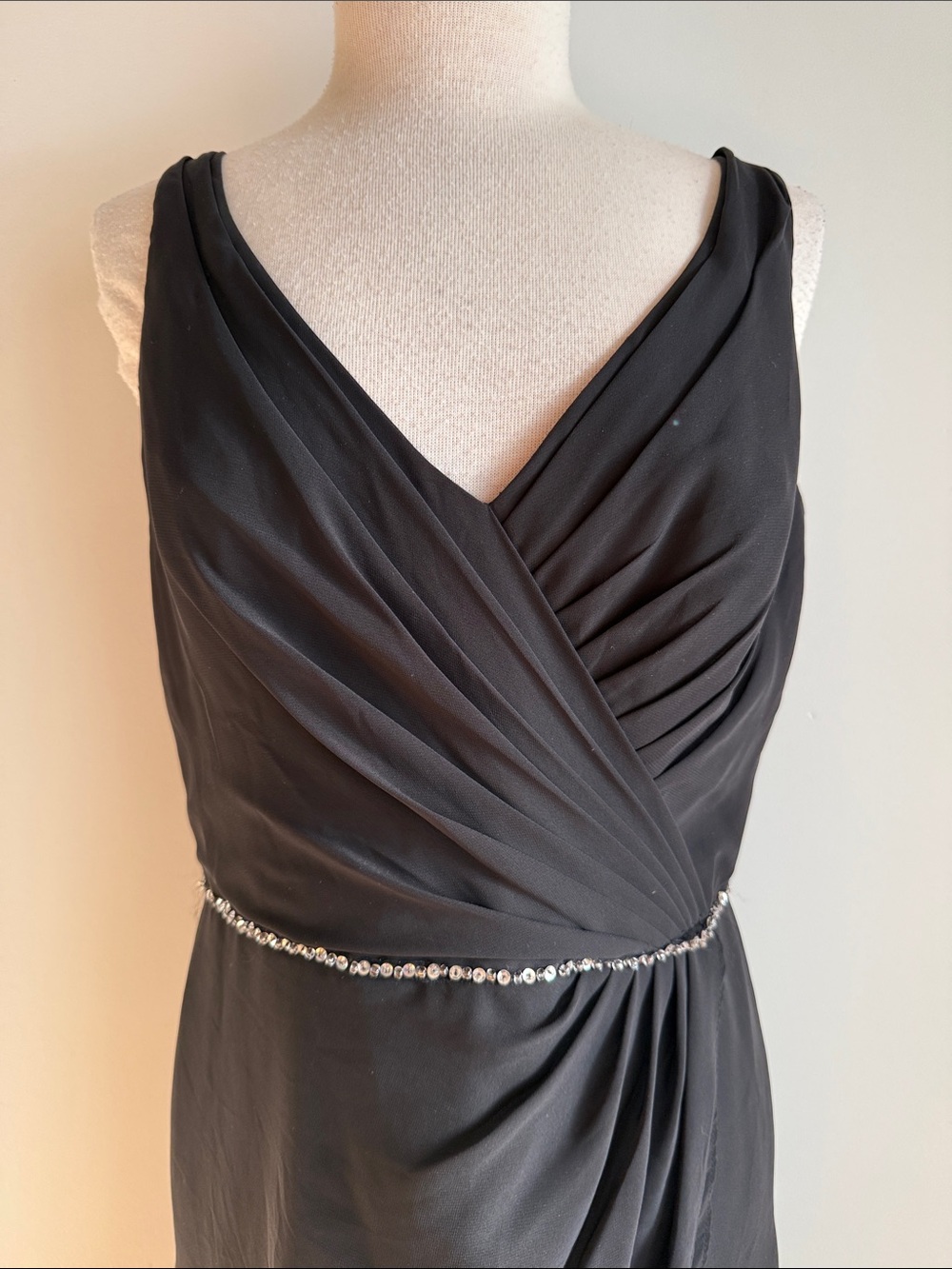 Elegant Black V-Neck Sleeveless Dress with Beaded Waist - Picture 2 of 9